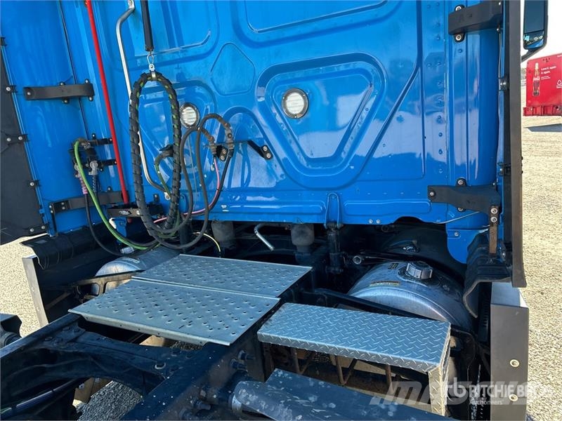 Freightliner Cascadia 126 6x4 T/A Sleeper Truck Tractor وحدات الجر