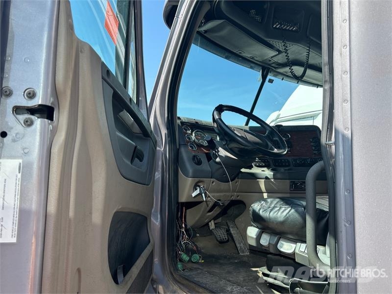 Freightliner Cascadia 125 6x4 T/A Sleeper Truck Tractor Tegljači