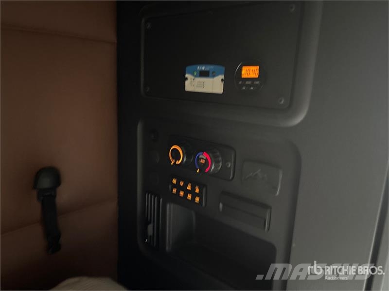 Freightliner Cascadia 126 6x4 T/A Sleeper Truck Tractor Тягачі