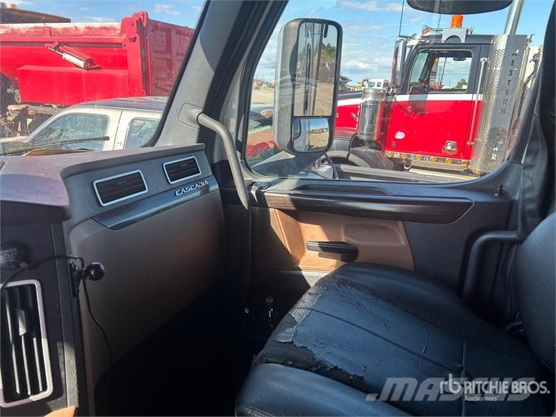 Freightliner Cascadia 126 6x4 T/A Sleeper Truck Tractor Nyergesvontatók