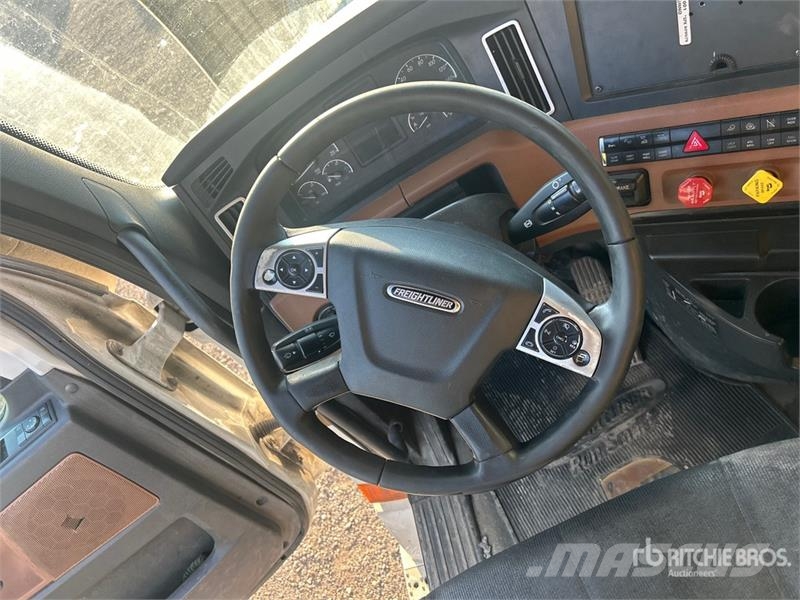 Freightliner Cascadia 126 6x4 T/A Sleeper Truck Tractor Vlačilci