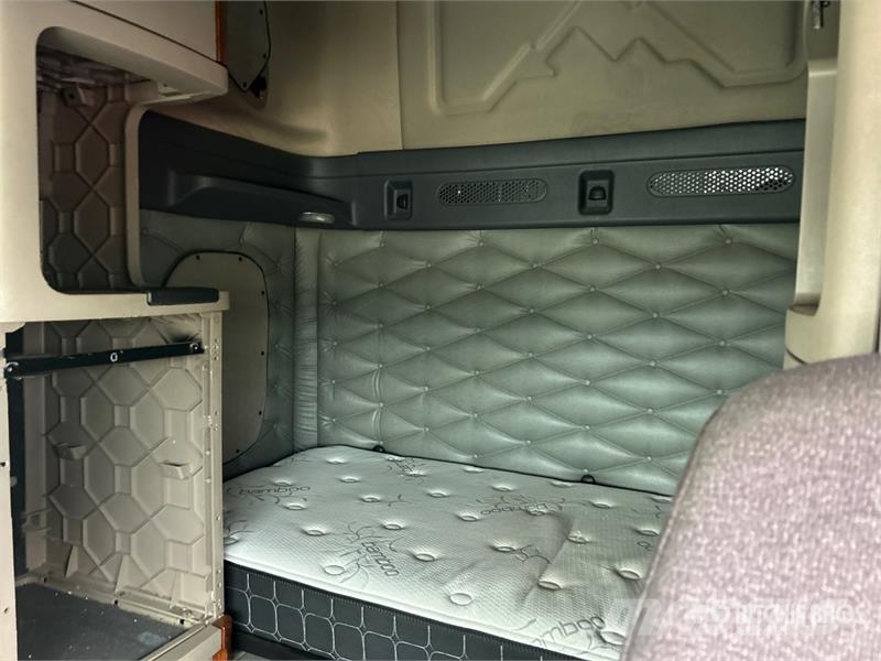 Freightliner Cascadia 125 6x4 T/A Sleeper Truck Tractor (Inoper Nyergesvontatók