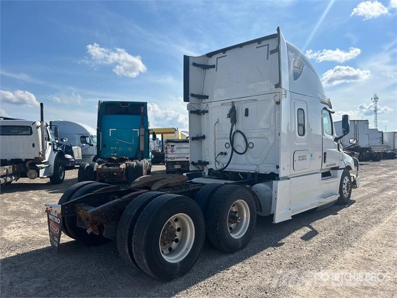 Freightliner Cascadia 126 6x4 T/A Sleeper Truck Tractor (Inoper Tegljači