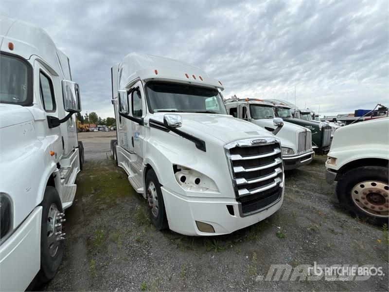 Freightliner Cascadia 126 6x4 6x4 T/A Sleeper Truck Tractor (In Tractor Units