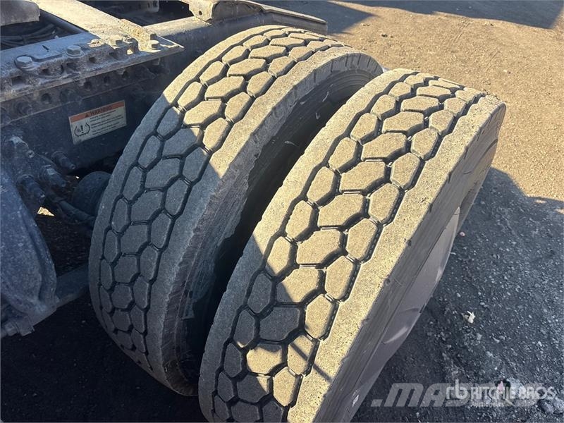 Freightliner Cascadia 126 6x4 T/A Sleeper Truck Tractor Тягачі