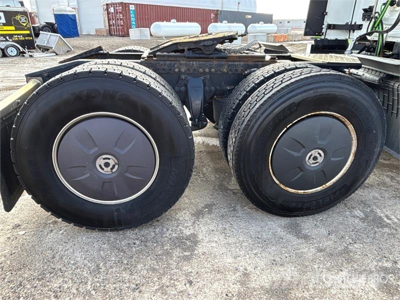 Freightliner Cascadia 126 6x4 T/A Sleeper Truck Tractor Тягачі