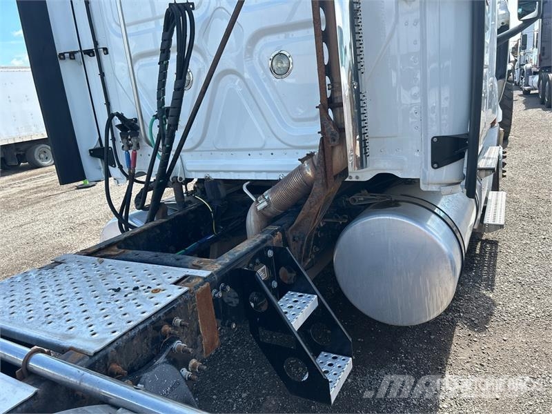 Freightliner Cascadia 126 6x4 T/A Sleeper Truck Tractor 曳引機組件