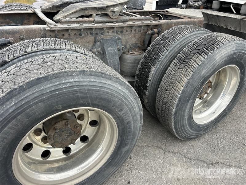 Freightliner Cascadia 126 6x4 T/A Sleeper Truck Tractor Motrici e Trattori Stradali