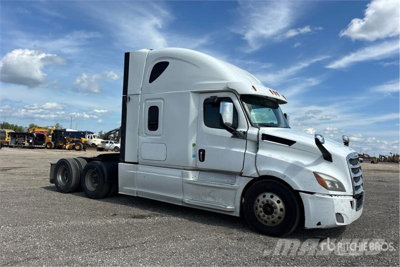 Freightliner Cascadia 126 6x4 T/A Sleeper Truck Tractor Vetopöytäautot