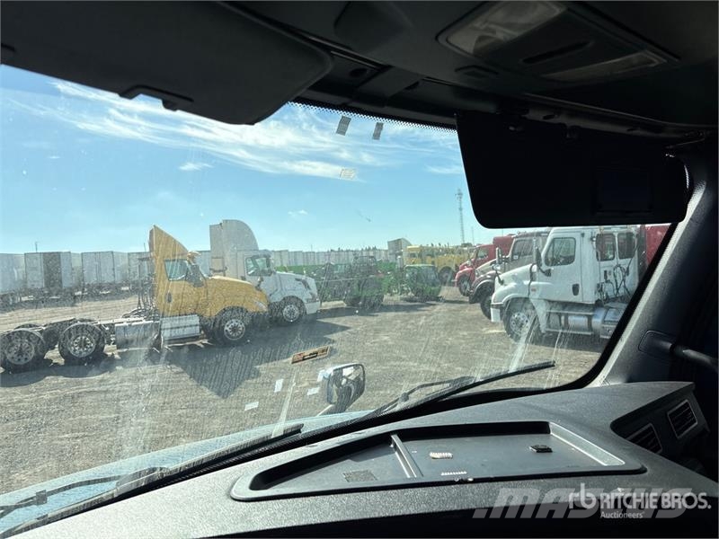 Freightliner Cascadia 126 6x4 T/A Sleeper Truck Tractor (Inoper Sattelzugmaschinen