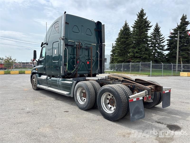 Freightliner Cascadia 125 6x4 T/A Sleeper Truck Tractor Vetopöytäautot