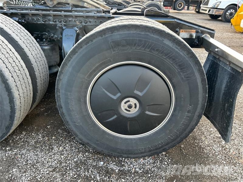Freightliner Cascadia 126 6x4 T/A Sleeper Truck Tractor Trekkers