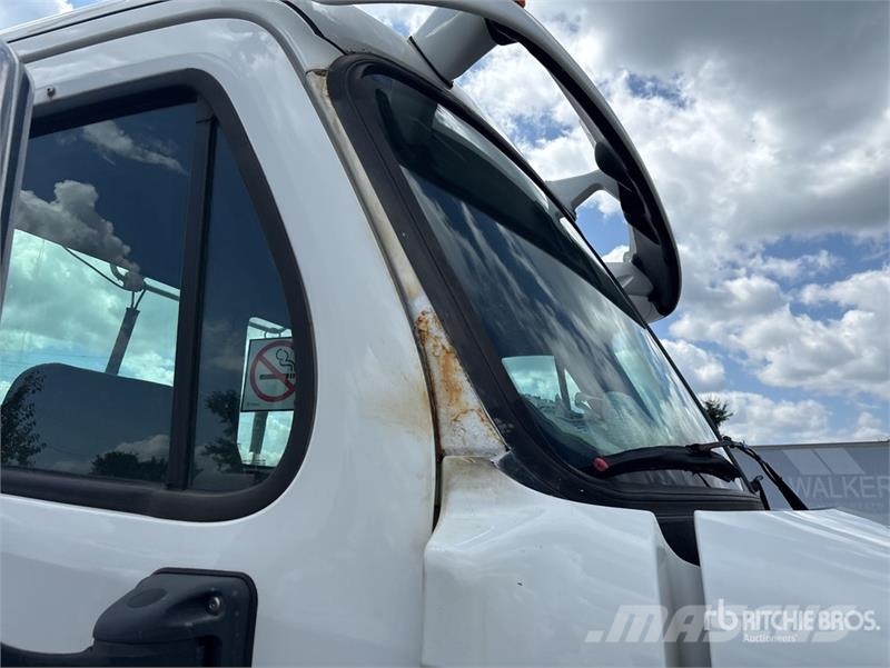 Freightliner Cascadia 113 Vetopöytäautot