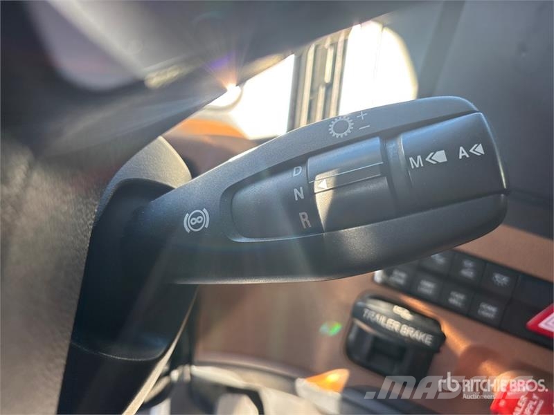 Freightliner Cascadia 126 6x4 T/A Sleeper Truck Tractor Tractor Units