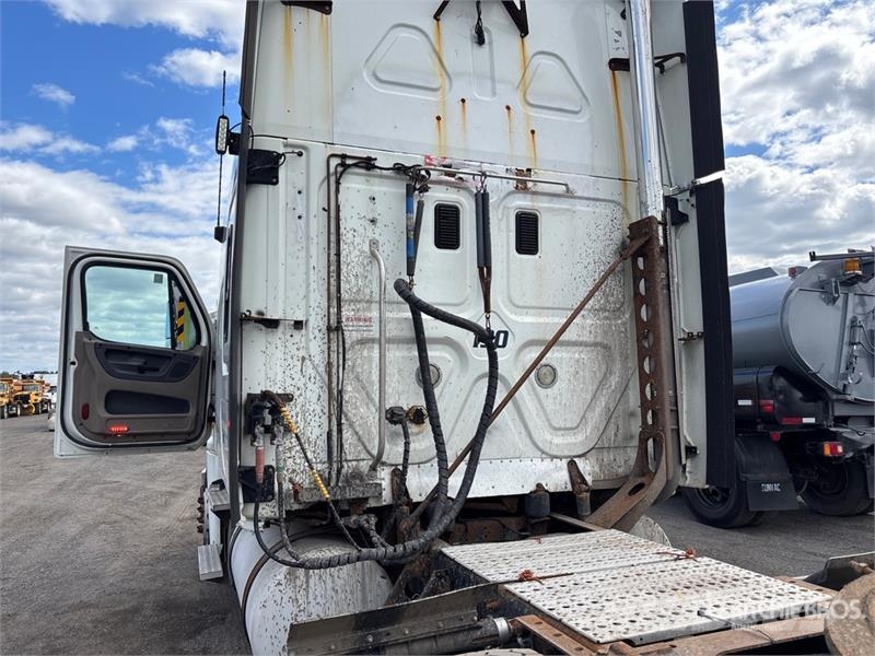 Freightliner Cascadia 125 6x4 T/A Sleeper Truck Tractor Trekkvogner