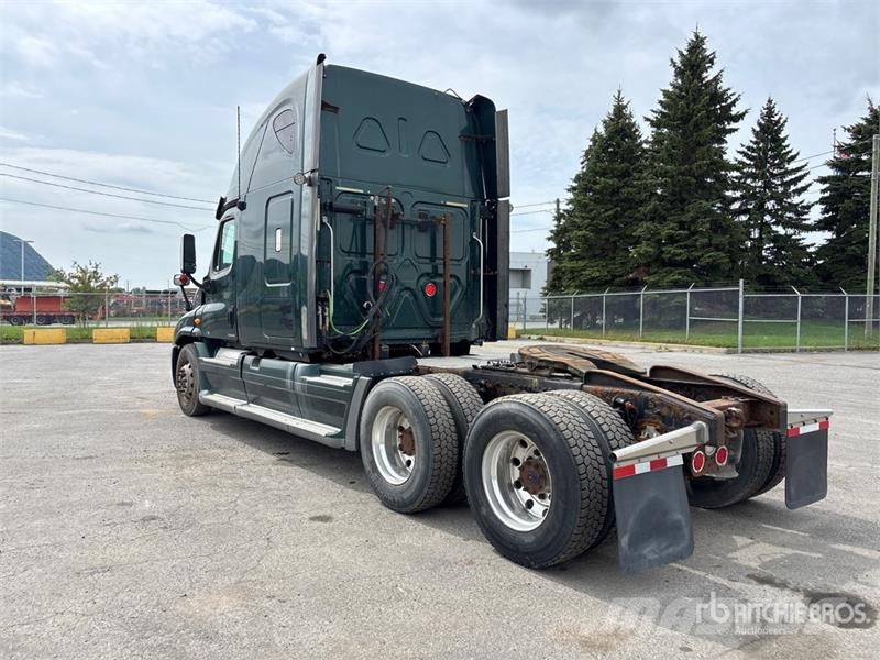 Freightliner Cascadia 125 6x4 T/A Sleeper Truck Tractor Vetopöytäautot
