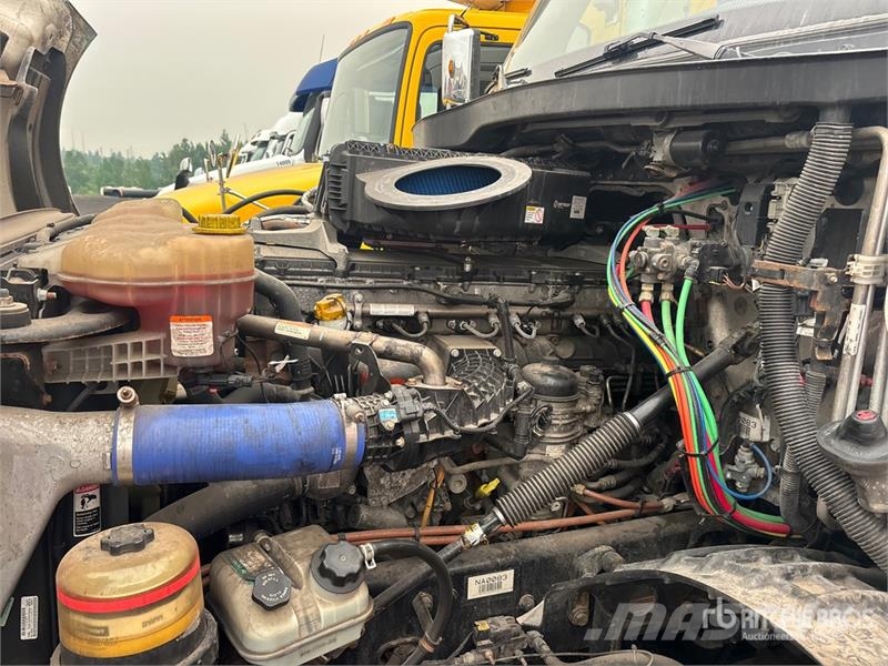 Freightliner Cascadia 126 6x4 T/A Sleeper Truck Tractor (Inoper Tegljači