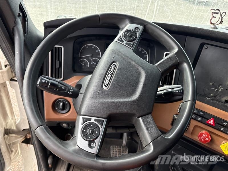 Freightliner Cascadia 126 6x4 T/A Sleeper Truck Tractor Sattelzugmaschinen