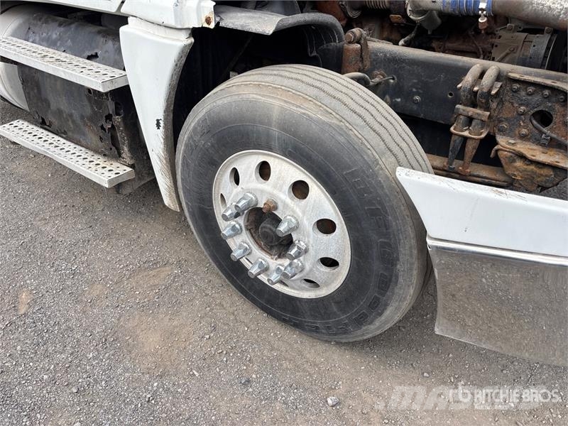 Freightliner Cascadia 125 6x4 T/A Sleeper Truck Tractor Trekkvogner