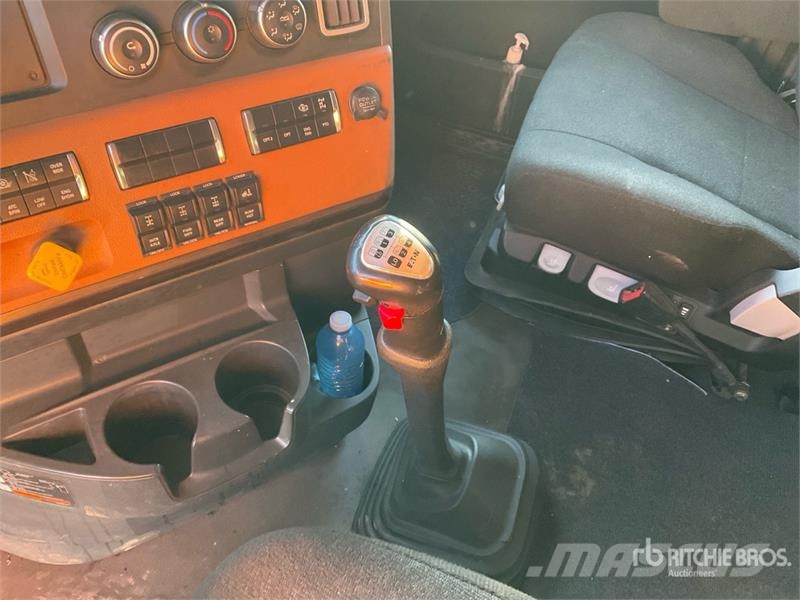 Freightliner Cascadia 126 6x4 T/A Sleeper Truck Tractor Traktorske jedinice