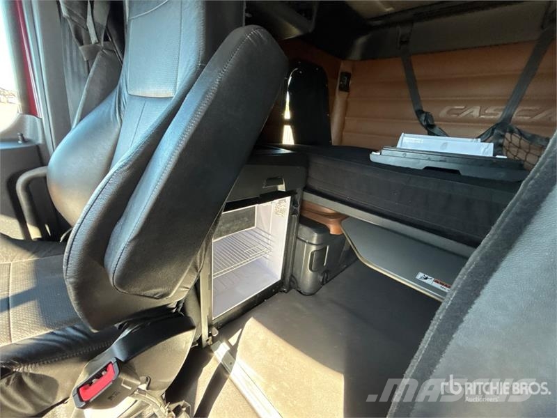 Freightliner Cascadia 126 6x4 T/A Sleeper Truck Tractor Vetopöytäautot