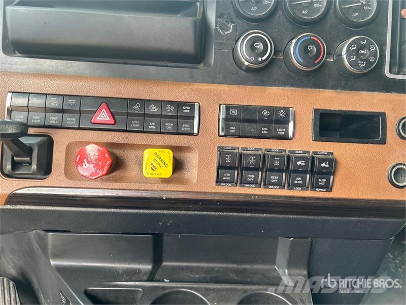 Freightliner Cascadia 126 6x4 T/A Sleeper Truck Tractor Motrici e Trattori Stradali