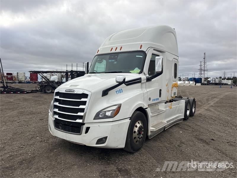 Freightliner Cascadia 126 6x4 T/A Sleeper Truck Tractor Vetopöytäautot