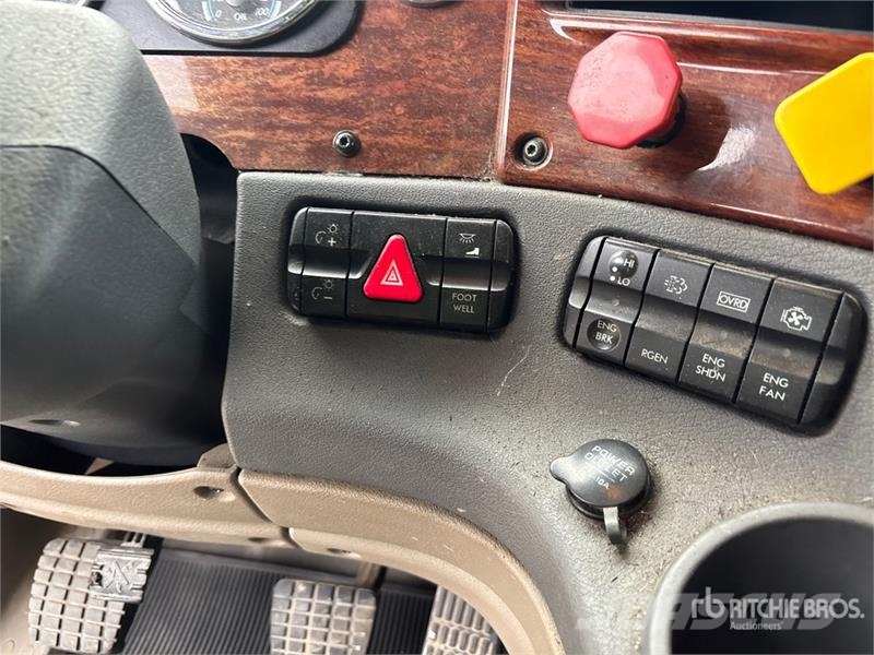 Freightliner Cascadia 125 6x4 T/A Sleeper Truck Tractor Sattelzugmaschinen