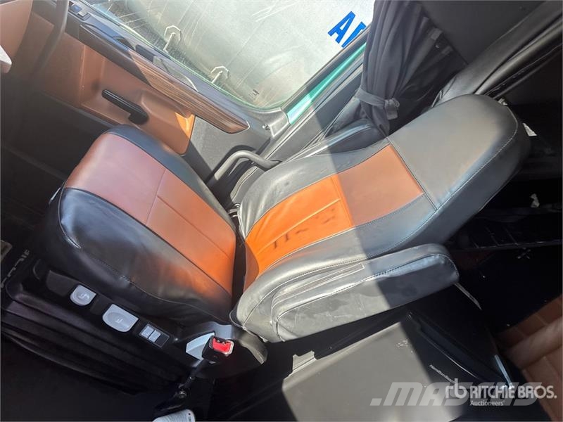 Freightliner Cascadia 126 6x4 T/A Sleeper Truck Tractor Truck Tractor Units