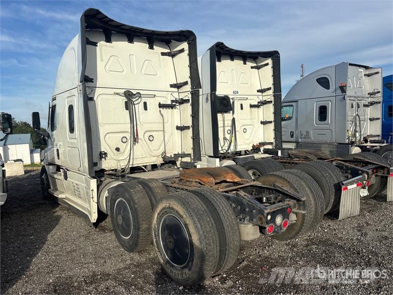 Freightliner Cascadia 126 6x4 T/A Sleeper Truck Tractor 曳引機組件