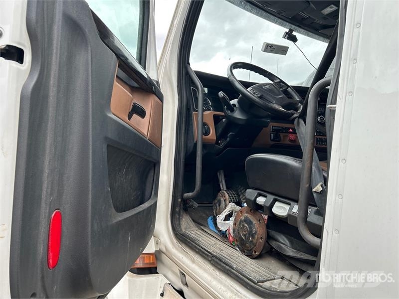 Freightliner Cascadia 126 6x4 T/A Sleeper Truck Tractor (Inoper Tractores (camiões)