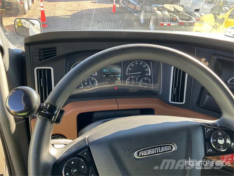 Freightliner Cascadia 126 6x4 T/A Sleeper Truck Tractor وحدات الجر