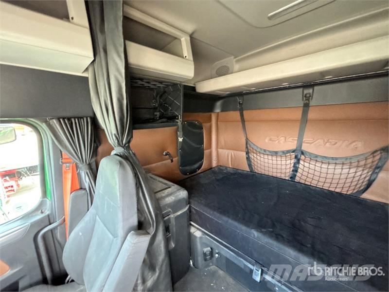 Freightliner Cascadia 126 6x4 T/A Sleeper Truck Tractor Тягачі