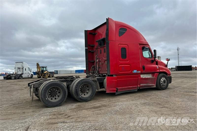 Freightliner Cascadia 125 6x4 T/A Sleeper Truck Tractor Vetopöytäautot