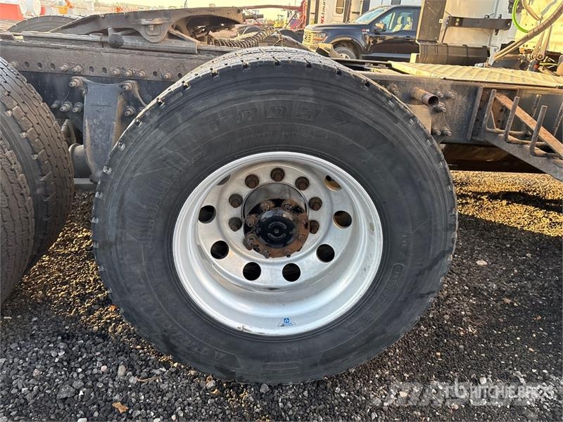 Freightliner Cascadia 126 6x4 T/A Sleeper Truck Tractor Седельные тягачи