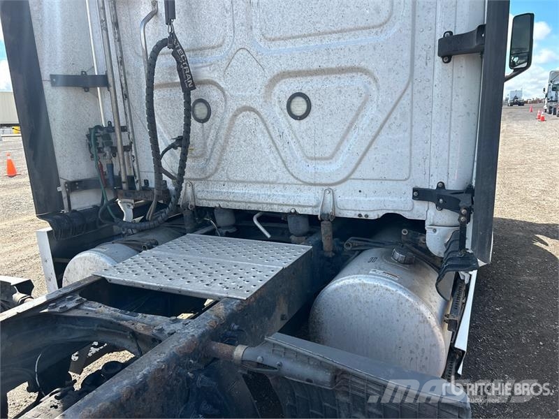 Freightliner Cascadia 126 6x4 T/A Sleeper Truck Tractor Vilcēji