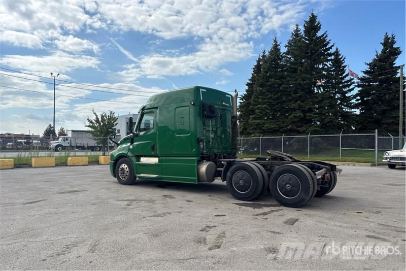Freightliner Cascadia 126 6x4 T/A Sleeper Truck Tractor Тягачі