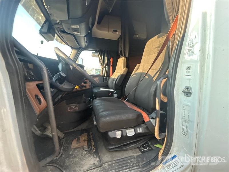 Freightliner Cascadia 126 6x4 T/A Sleeper Truck Tractor Vlačilci
