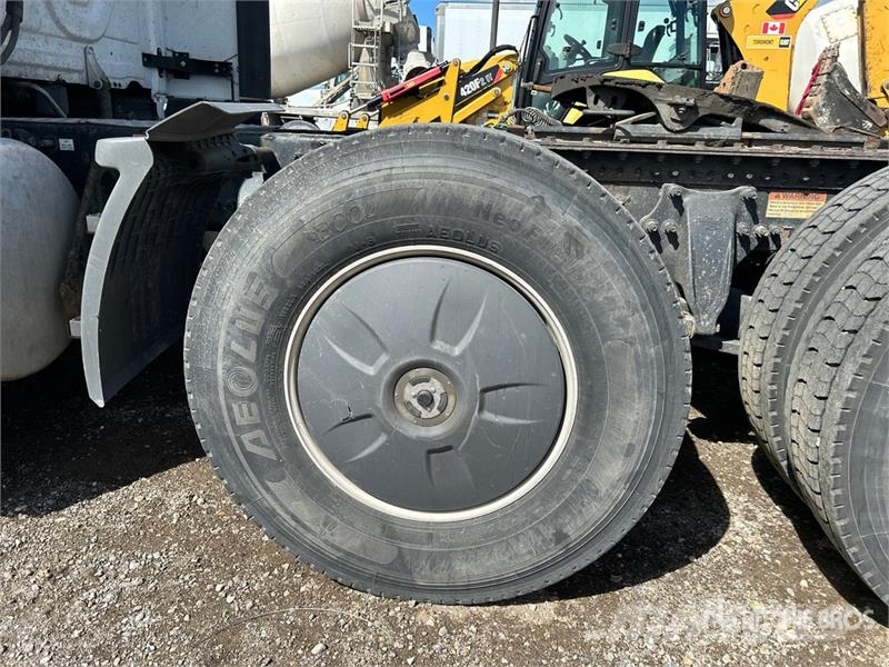 Freightliner Cascadia 126 6x4 T/A Sleeper Truck Tractor Vilcēji