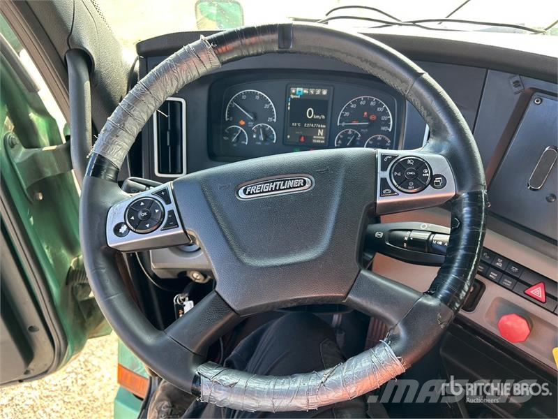Freightliner Cascadia 126 6x4 T/A Sleeper Truck Tractor Nyergesvontatók
