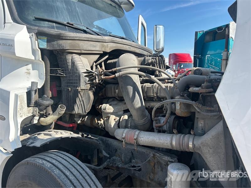 Freightliner Cascadia 126 6x4 T/A Sleeper Truck Tractor (Inoper Tegljači