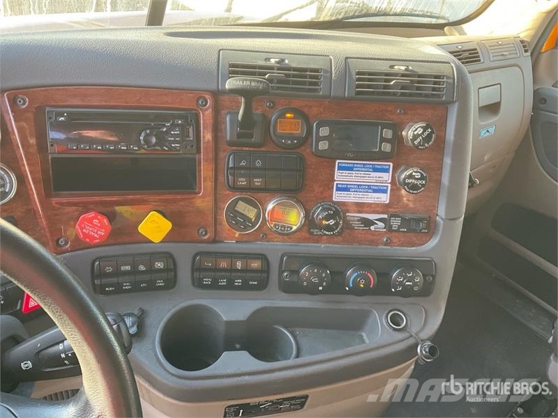 Freightliner Cascadia 125 6x4 Evolution T/A Sleeper Truck Tract Влекачи