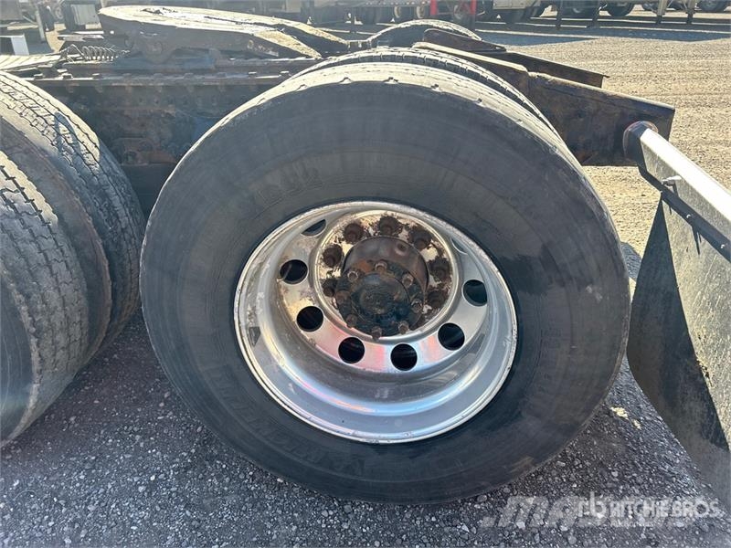 Freightliner Cascadia 126 6x4 T/A Sleeper Truck Tractor Седельные тягачи