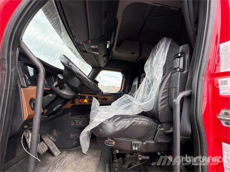 Freightliner Cascadia 126 6x4 T/A Sleeper Truck Tractor Truck Tractor Units