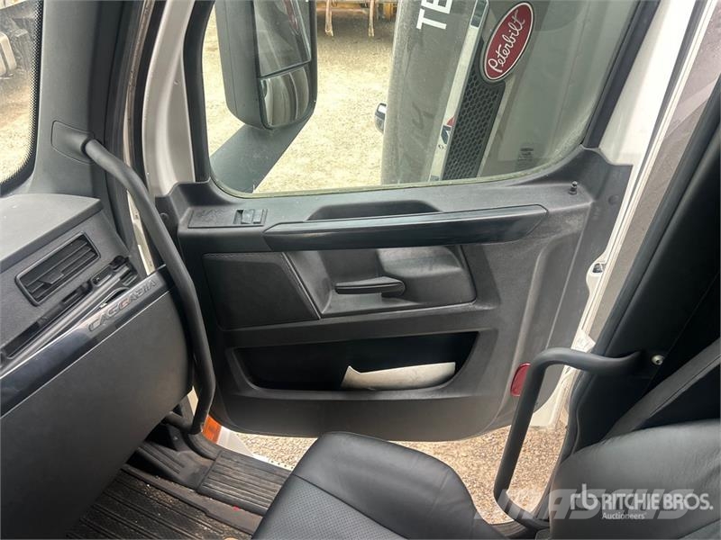 Freightliner Cascadia 126 6x4 T/A Sleeper Truck Tractor Sattelzugmaschinen