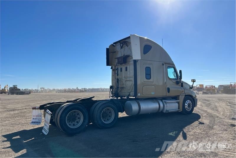 Freightliner Cascadia 125 6x4 T/A Sleeper Truck Tractor Тягачі