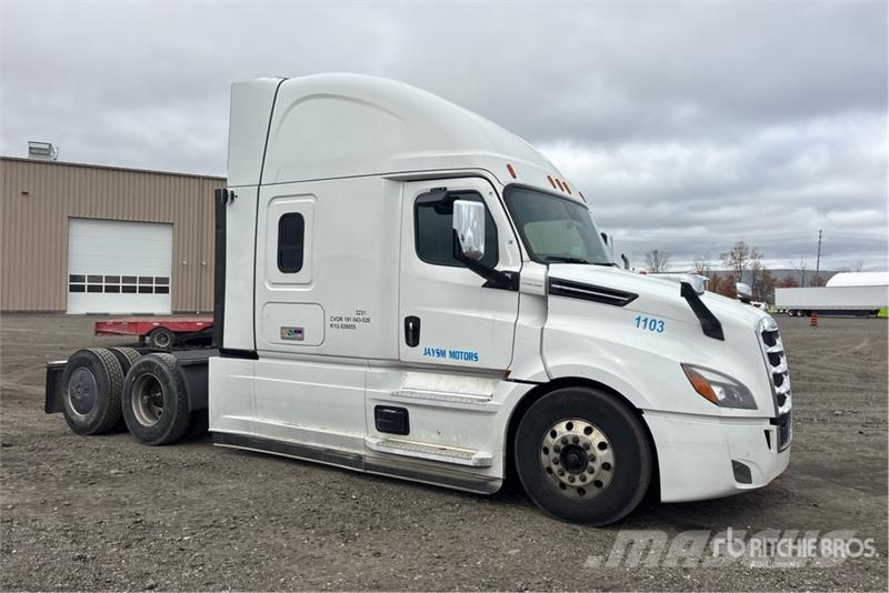 Freightliner Cascadia 126 6x4 T/A Sleeper Truck Tractor Vetopöytäautot