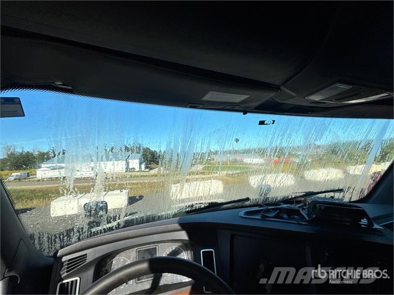 Freightliner Cascadia 126 6x4 T/A Sleeper Truck Tractor Tractor Units