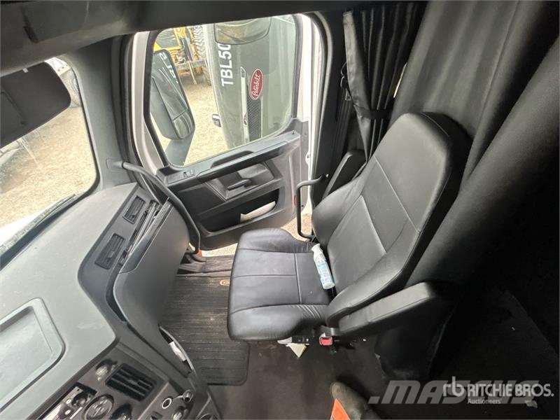 Freightliner Cascadia 126 6x4 T/A Sleeper Truck Tractor Sattelzugmaschinen