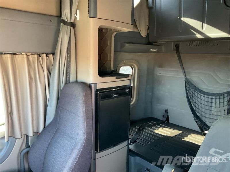 Freightliner Cascadia 125 6x4 T/A Sleeper Truck Tractor Trekkvogner